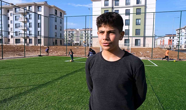 Bakan Kurum, depremzede Hüseyin'e verdiği halı saha sözünü tuttu