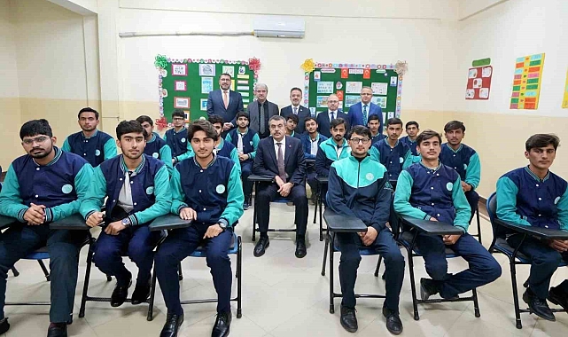 Bakan Tekin, Türkiye Maarif Vakfının Pakistan'daki okulunu ziyaret etti