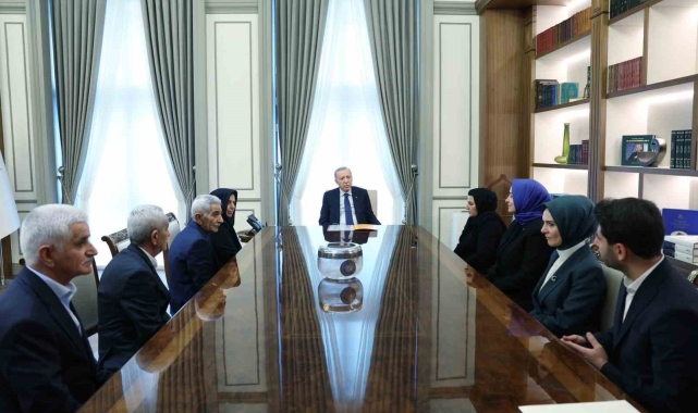 Cumhurbaşkanı Erdoğan, İkiyaka köyünde 36 yıl önce PKK'lı teröristlerce katledilenlerin yakınlarıyla görüştü