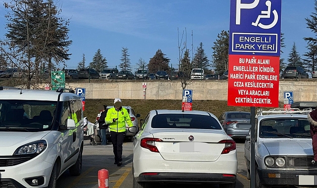 Engelliler için park yerlerine ve rampalara park eden 24 sürücüye ceza yazıldı