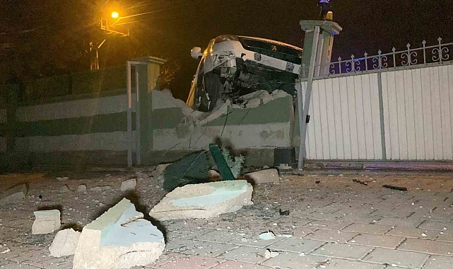 Karaman'da duvara çarpan hafif ticari araç asılı kaldı