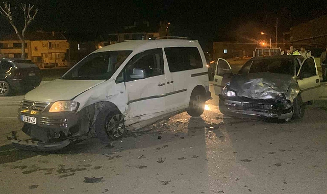 Karaman'da hafif ticari araçla otomobil çarpıştı: 3 yaralı