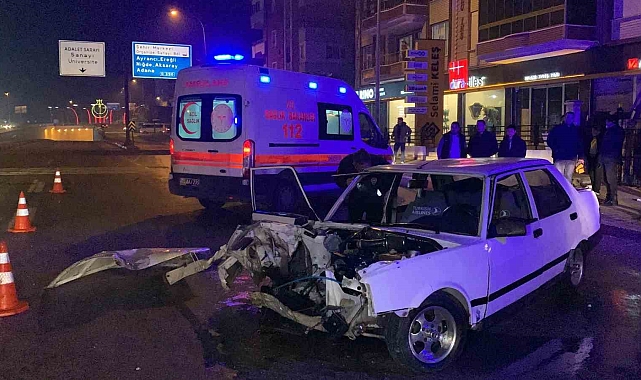 Karaman'da otomobil aydınlatma direğine çarptı: 2 yaralı