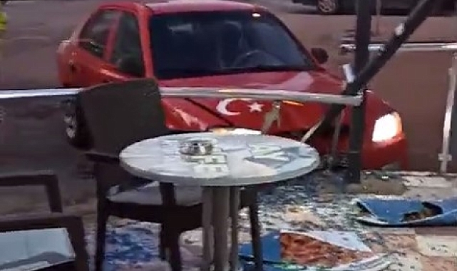 Kaza yapan araç çiğköfte dükkanının korkuluklarına girdi: Kaza anı kamerada