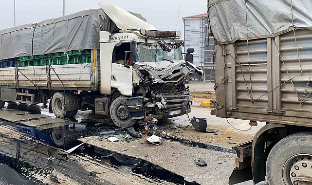 Konya'da tırlar çarpıştı: 1 yaralı