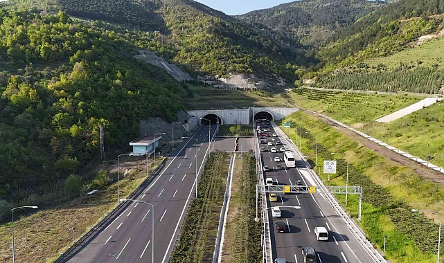 Nüfusun 12 katı araç, otoyolları kullandı