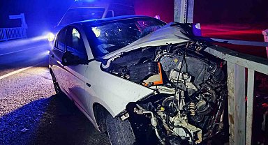 Otomobil köprü korkuluğuna ok gibi saplandı: 1'i ağır 3 yaralı