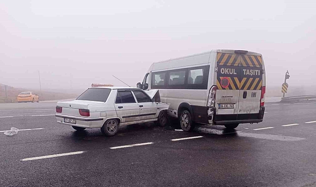 Yolcu minibüsü ile otomobil çarpıştı: 1 yaralı