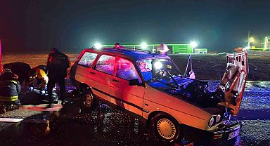 Kamyona çarpan otomobilin sürücüsü öldü