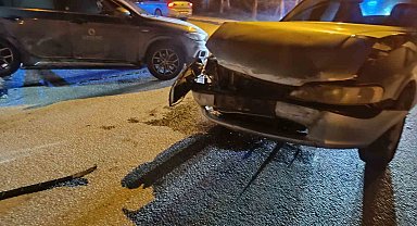 Kavşakta 2 araç çarpıştı: 1 yaralı