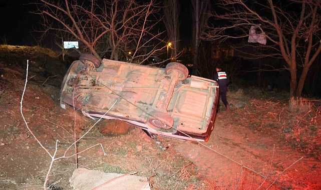 Şarampole devrilen otomobil ağaca çarparak durabildi: 3 yaralı