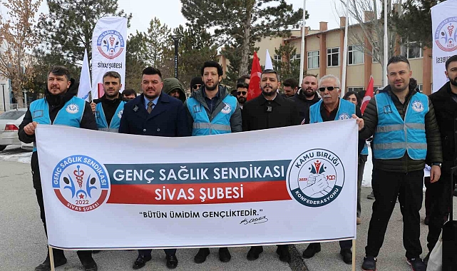 Sivas'ta sağlık çalışanları üniversite hastanesindeki sorunlara dikkat çekmek için toplandı