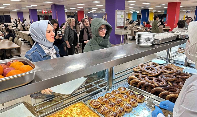 Bakan Göktaş, başkentte KYK yurdundaki kız öğrencilerle sahur yaptı