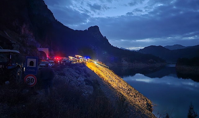 Ermenek'te MEDAŞ Aracı Baraj Gölüne Uçtu: Sürücü İçin Arama Çalışmaları Sürüyor