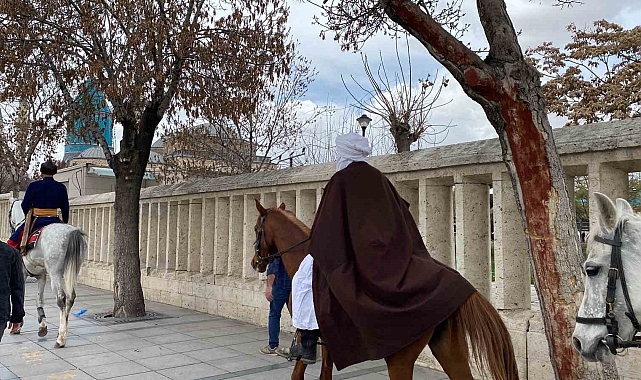 İspanya'dan at sırtında hac için yola çıkan 3 arkadaş Mevlana Müzesini ziyaret etti