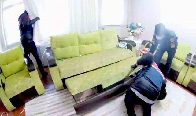Jandarma evin her köşesini didik didik etti, nakit para ve yüzlerce uyuşturucu hap buldu