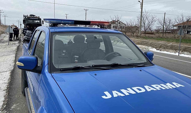 Kamyonun motor kısmındaki yangın paniğe neden oldu