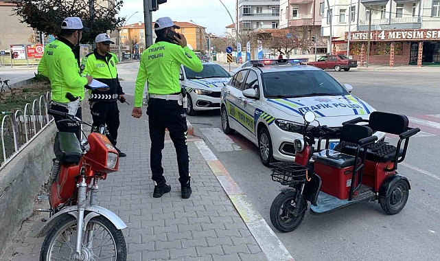 Karaman'da motosikletle üç tekerlekli bisiklet çarpıştı: 1'i çocuk 3 yaralı