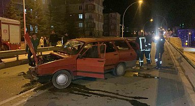 Karaman'da Üst Geçitte Kafa Kafaya Çarpışma: 2 Yaralı