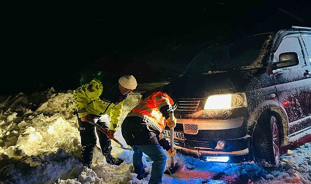 Karda mahsur kalanların imdadına Jandarma yetişti