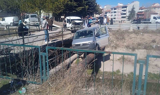Kaza sonrası araç borularının üstünde asılı kaldı