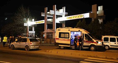 Kırmızı ışıkta duran otomobile çarptı: 1 yaralı