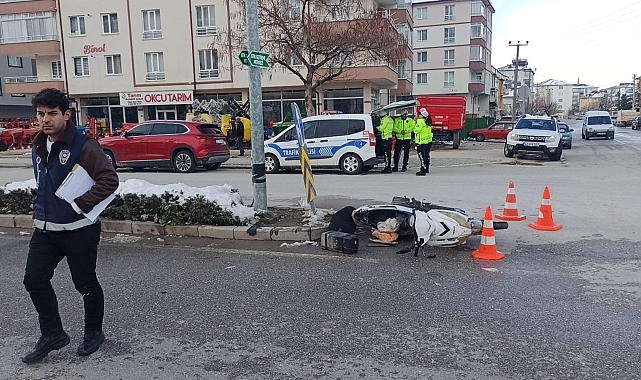 Kontrolsüz şerit değiştiren motosiklete araç çarptı