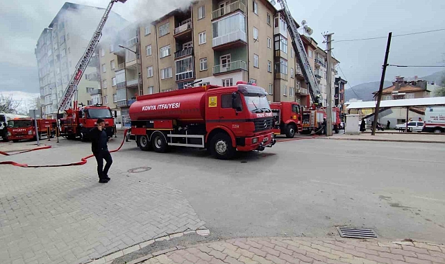 Konya'da 5 katlı binanın çatısında yangın çıktı