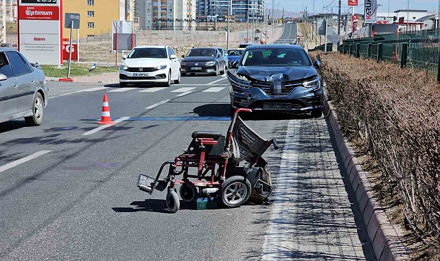 Otomobil akülü araca çarptı