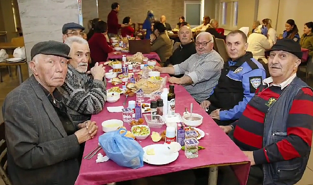 Polis ekipleri huzurevinde kalan yaşlıları ziyaret etti