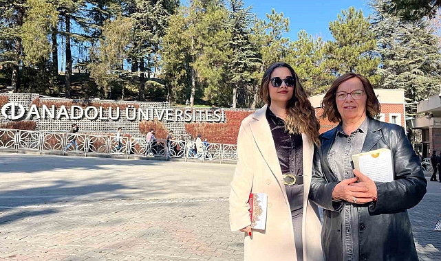 Üniversitede 40 yıl sonunda kızıyla birlikte öğrenci oldu