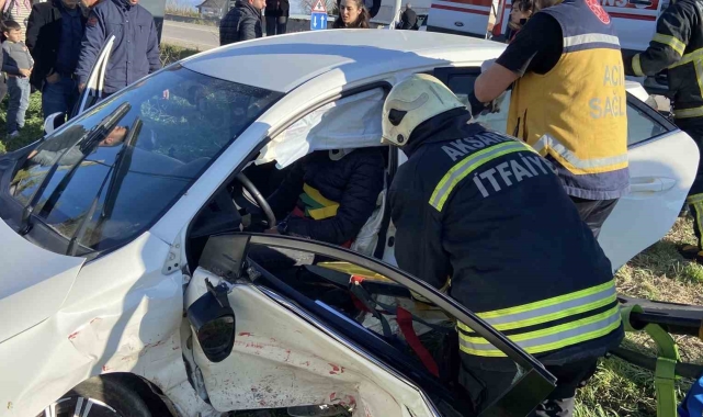 Aksaray'da iki otomobil çarpıştı: 1'i ağır 4 yaralı