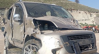 Ankara'da otomobilin devrilmesi sonucu 2 kişi yaralandı