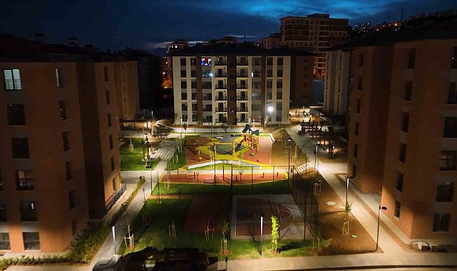Bakan Kurum: "Ebrar Sitesi'nin yerine yaptığımız güvenli, konforlu konutlarımızı tamamladık"