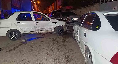 Çarpışmada savrulan araç 4 otomobile daha çarptı: 1 yaralı