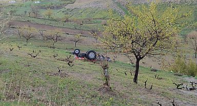 Devrilen traktörün altında kalarak feci şekilde can verdi
