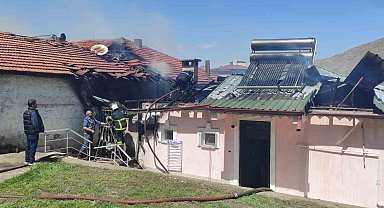 Divriği'de çatı yangını bitişikteki binaya sıçradı