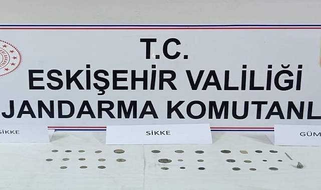Ellerindeki tarihi eserlere müşteri ararken jandarmaya yakalandılar