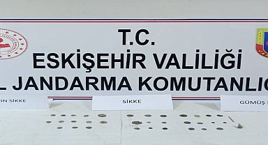 Ellerindeki tarihi eserlere müşteri ararken jandarmaya yakalandılar