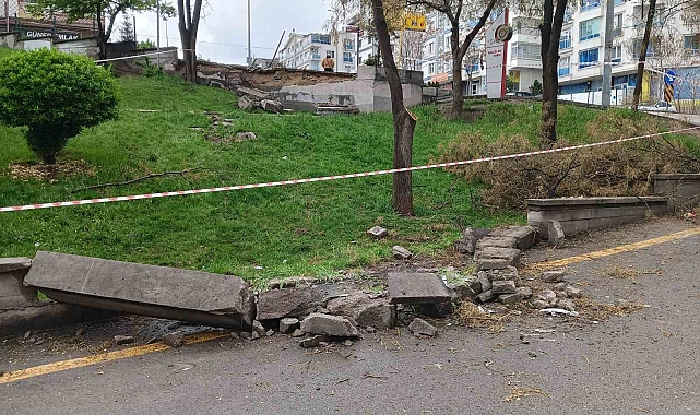 Fren sistemi arızalanan otobüsün parka daldığı anlar kamerada