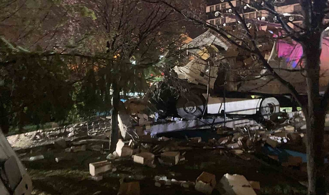 Freni boşalan tır parka daldı: 1 ölü