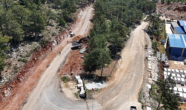 Gülnar'da yol yapım çalışmaları sürüyor