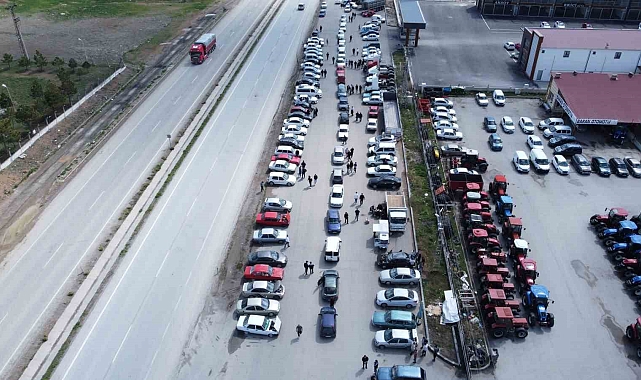 İkinci el oto pazarındaki araçlara bakan çok, alan yok
