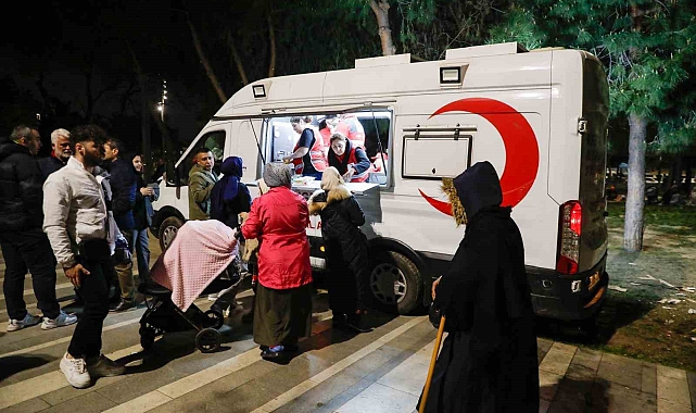 İstanbul'da Kızılay'ın beslenme desteği sabaha kadar sürdü