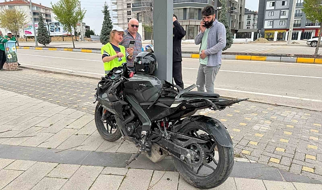 Kaldırıma çarpan motosiklet takla attı, sürücü ağır yaralandı