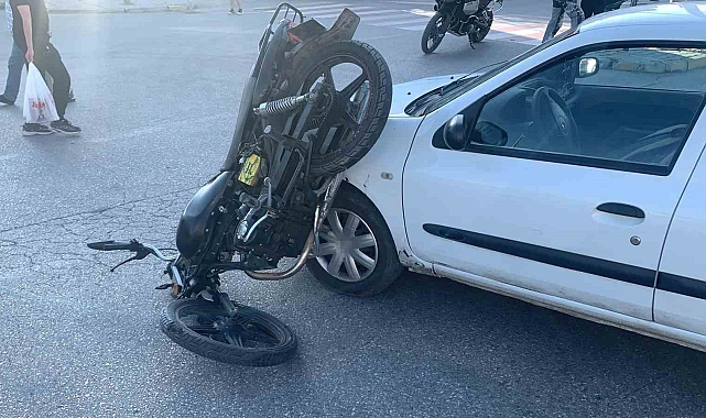 Karaman'da otomobille çarpışan motosiklet sürücüsü yaralandı