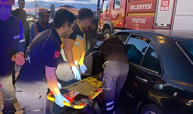 Kazada yaralanan baba, ağlayan oğlunun elini tutarak sakinleştirdi