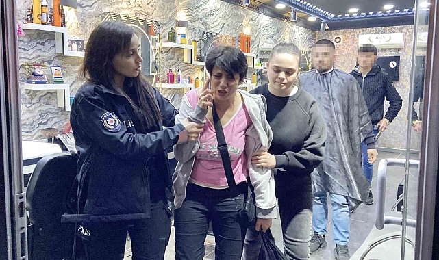 Kendisine yardımcı olmak isteyen polisi itip, "Köpek gibi bekliyorlar" diye şikayet etti