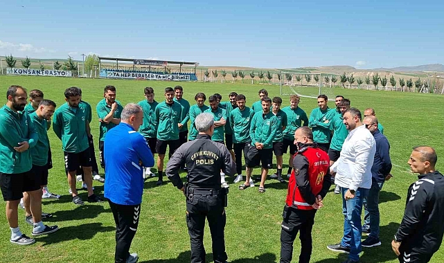 Kırşehir emniyetinden futbolculara tatlı ikramı