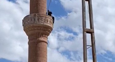 Minareye çıkarak atlamak istedi